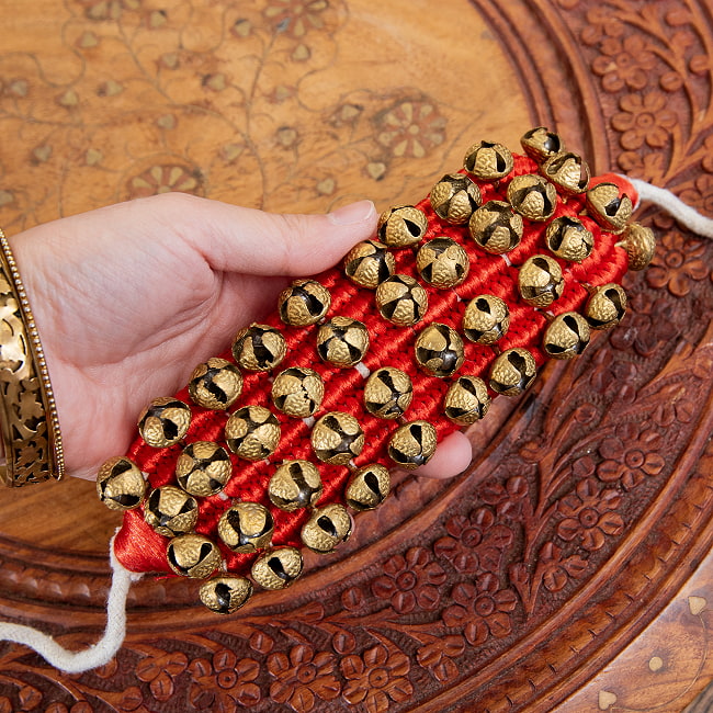 パッド付きグングル - 4列 7 - 紐をほどいた状態で手に持ってみました。