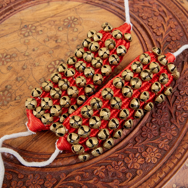 パッド付きグングル - 4列 8 - それぞれ40個ずつ鈴がついています。