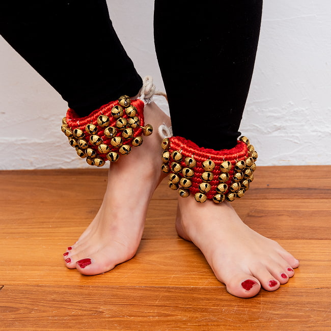 パッド付きグングル - 4列 9 - モデルさんの着用例です（足首細めの人の写真です）