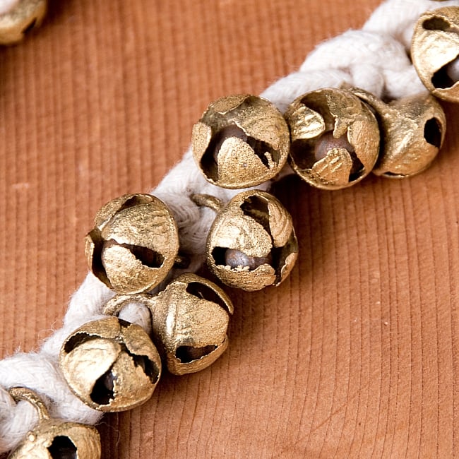 インド舞踊で使う紐グングル　両足分2本セット  - ベル100個タイプ 3 - 鈴は太めの紐で結ばれています