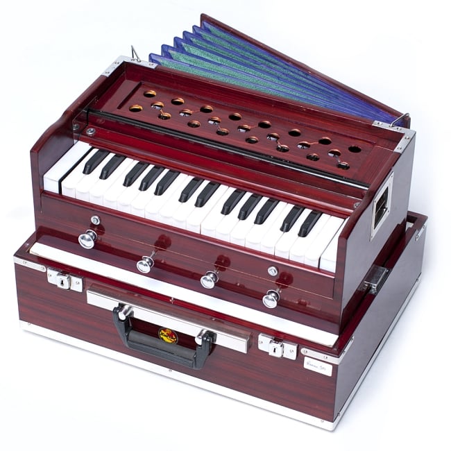 【Kartar Music House社製】ポップアップハルモニウム 2ドローンタイプの写真1枚目です。インドの民族楽器、ハルモニウムです。こちらは選択A：ワインレッドです。ハルモニウム,Harmonium,ピアノ,インド　楽器,鍵盤楽器,民族楽器