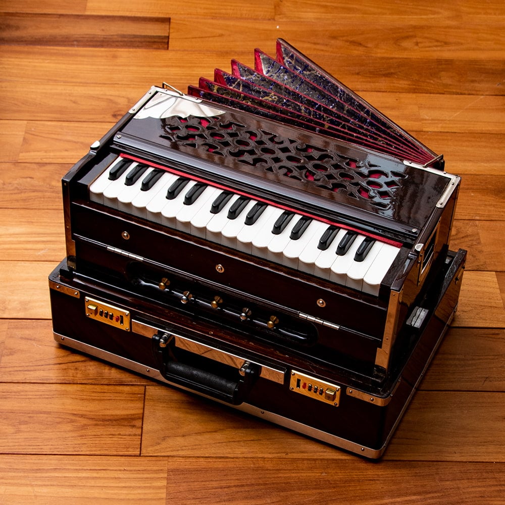 【送料無料】 【Kartar Music House社製】ポップアップハルモニウム Calcuha 3ドローンタイプ / Harmonium ピアノ インド 楽器 鍵盤楽器
