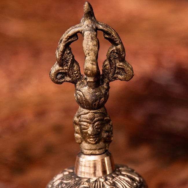 ブラスのハンドベル 高さ：12cm 2 - 持ち手部分の拡大写真です。