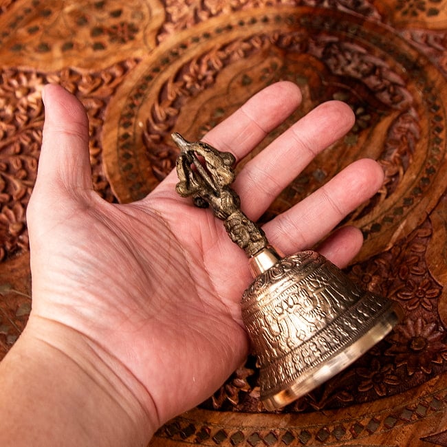 ブラスのハンドベル 高さ：12cm 6 - サイズを感じていただく為、手に持ってみたところです。
