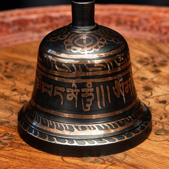 密教法具・金剛鈴ガンター【約15cm】 4 - 側面にはチベット文字でマントラが描かれています