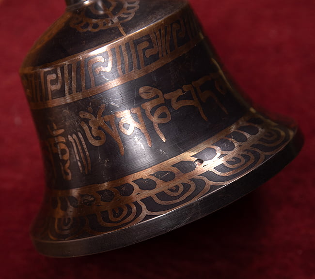 密教法具・金剛鈴 ガンター【高さ:21cm】 3 - 側面にはチベット文字でマントラが描かれています