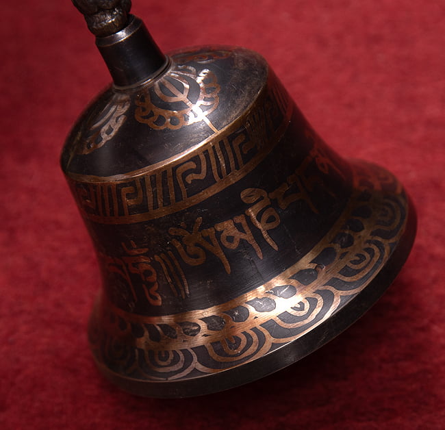 密教法具・金剛鈴 ガンター【高さ:21cm】 4 - 側面にはチベット文字でマントラが描かれています