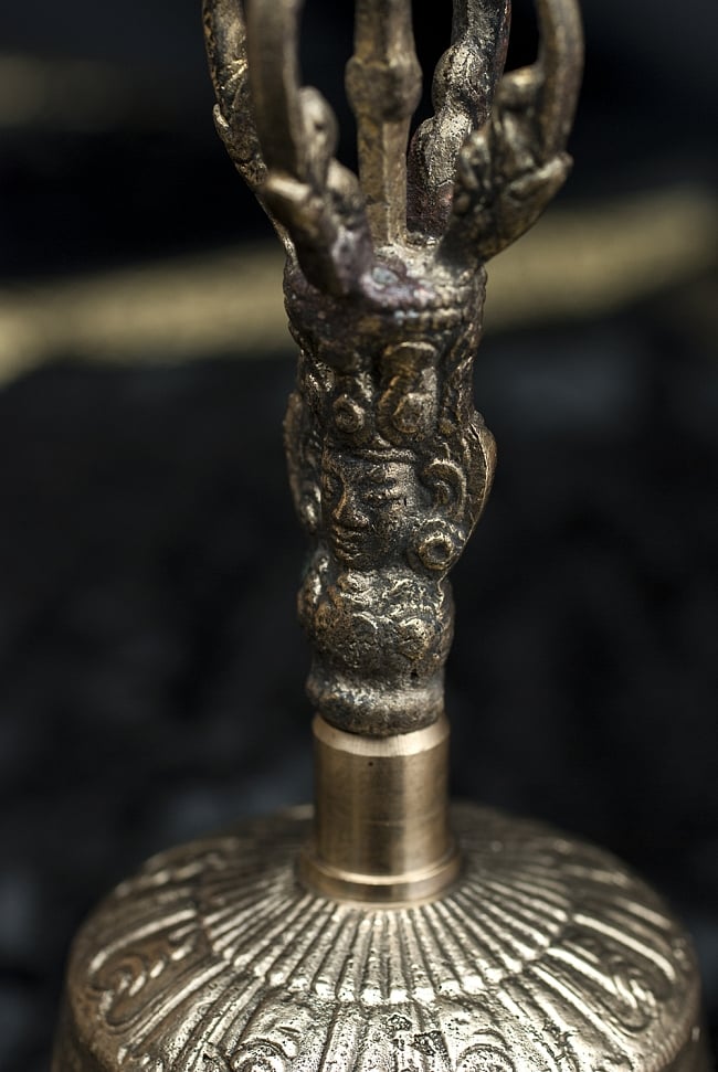 密教法具・金剛鈴(ガンター)と金剛杵(ヴァジュラ)のセット【20cm】 3 - 柱部分の様子です。