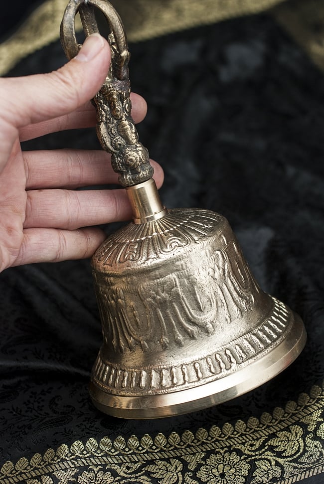 密教法具・金剛鈴(ガンター)と金剛杵(ヴァジュラ)のセット【20cm】 8 - 手を添えるとこれくらいの大きさになります。