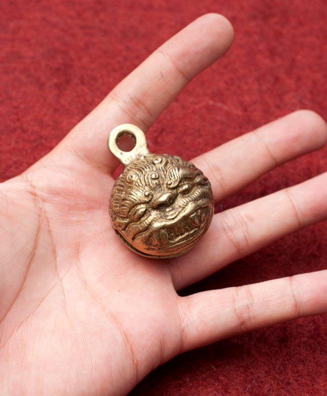 怖いけどカワイイ!!ネパール真鍮製アニマルベル(直径約3.5cm) スノーライオン 4 - サイズを感じて頂く為、手に持ってみたところです。