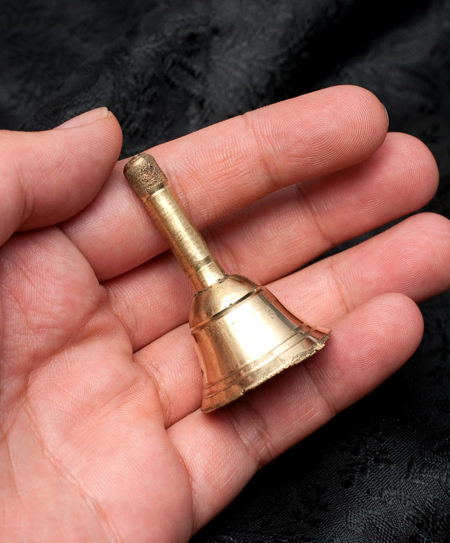 ブラス製ハンドベル【約4.8cm】 5 - サイズを感じていただく為、手に持ってみたところです。