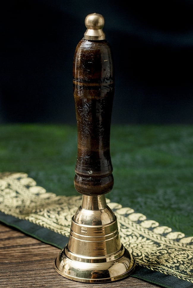 [木の持ち手付き]ブラス製ハンドベル【約12.5cm】の写真1枚目です。ブラス製のハンドベルです。ハンドベル,インド　打楽器,打楽器,民族楽器,ガルーダ