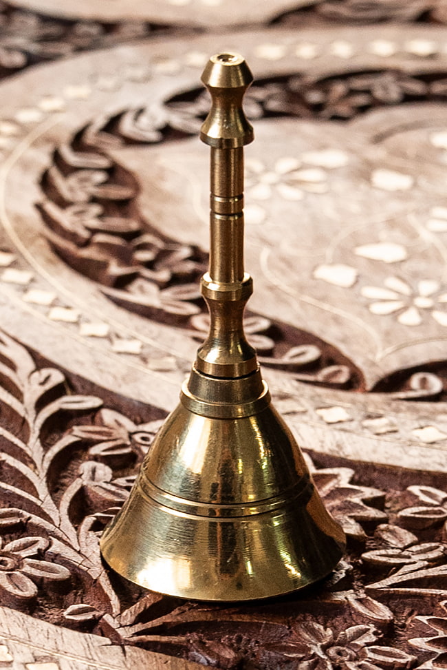 ブラス製ハンドベル【7.5cm】の写真1枚目です。ブラス製のハンドベルです。ハンドベル,インド,打楽器,民族楽器,呼び鈴