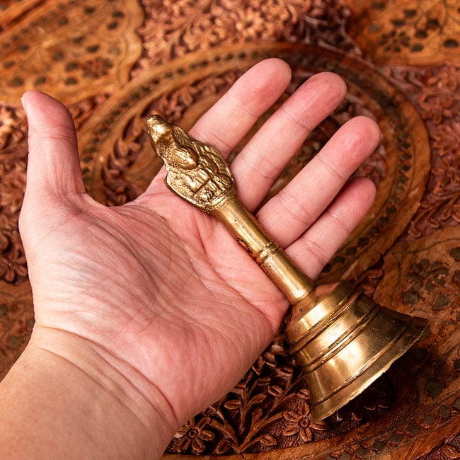 ブラスのハンドベル 高さ：14cm 6 - サイズを感じていただく為、手に持ってみたところです。
