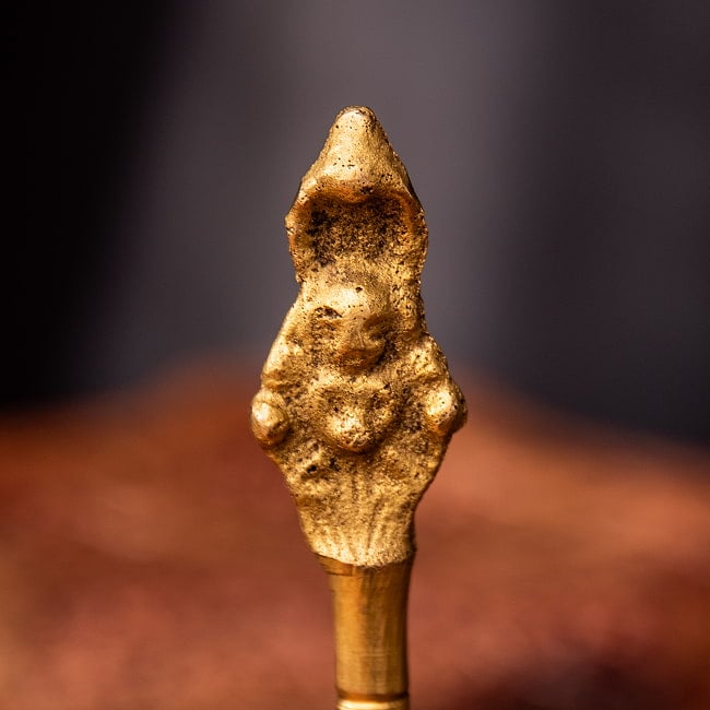 ブラスのハンドベル 高さ：19.5cm 2 - 持ち手部分の拡大写真です。