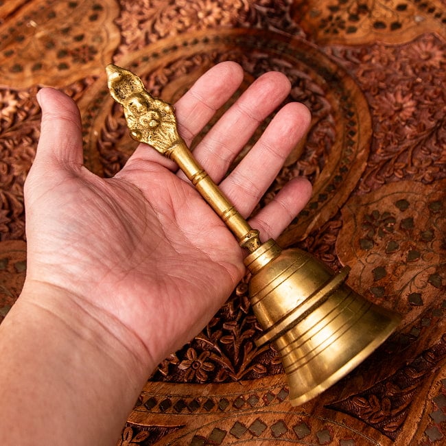 ブラスのハンドベル 高さ：19.5cm 6 - サイズを感じていただく為、手に持ってみたところです。
