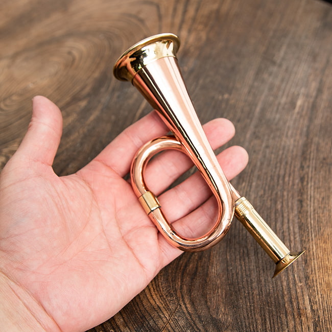 インドのマーチングラッパ 小 16.5cm 良品質 6 - これくらいのサイズ感になります。