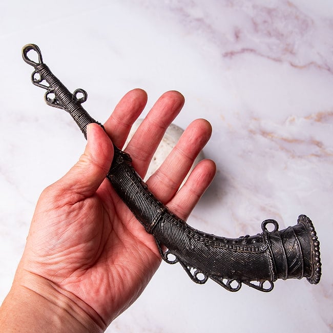 トゥラヒ（turahi）  ドクラ鋳造のメタルホーン インドの民俗ラッパ 26cm 7 - これくらいのサイズ感になります。
