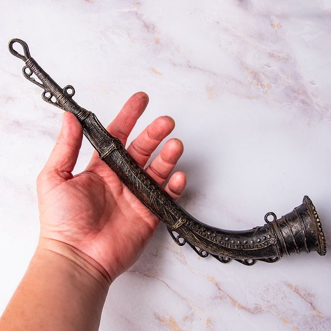 トゥラヒ（turahi）  ドクラ鋳造のメタルホーン インドの民俗ラッパ 32cm 7 - これくらいのサイズ感になります。