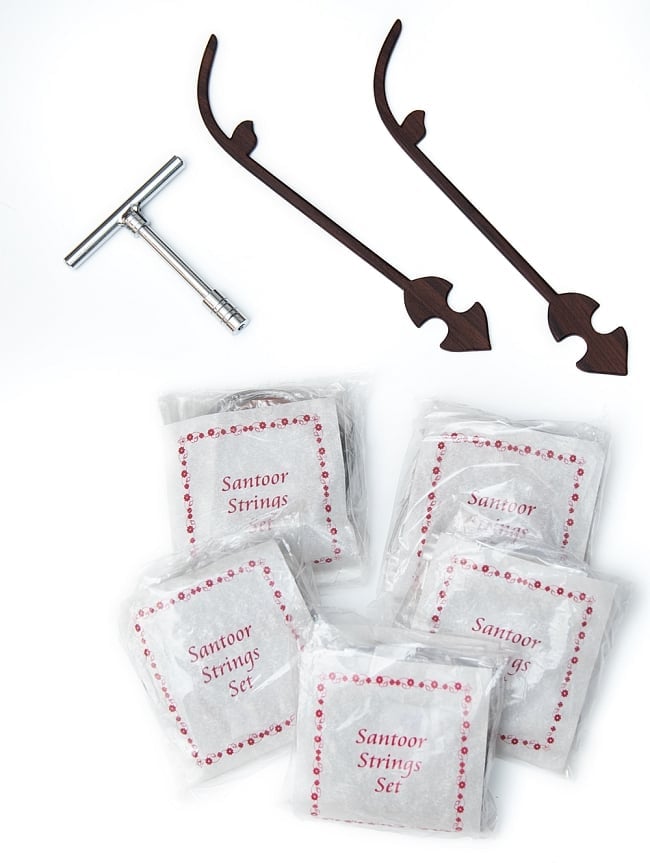 Santoor(サントゥール) 8 - 替え弦が5セットとチューニングキー、バチ1セットが付属します。