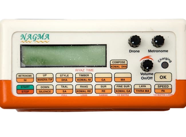 レヘラマシン - Nagma 3 - 液晶が汚れているように見えるのは保護シートの中に入ってしまった気泡です。電源を入れ、表示させると美しく見えます