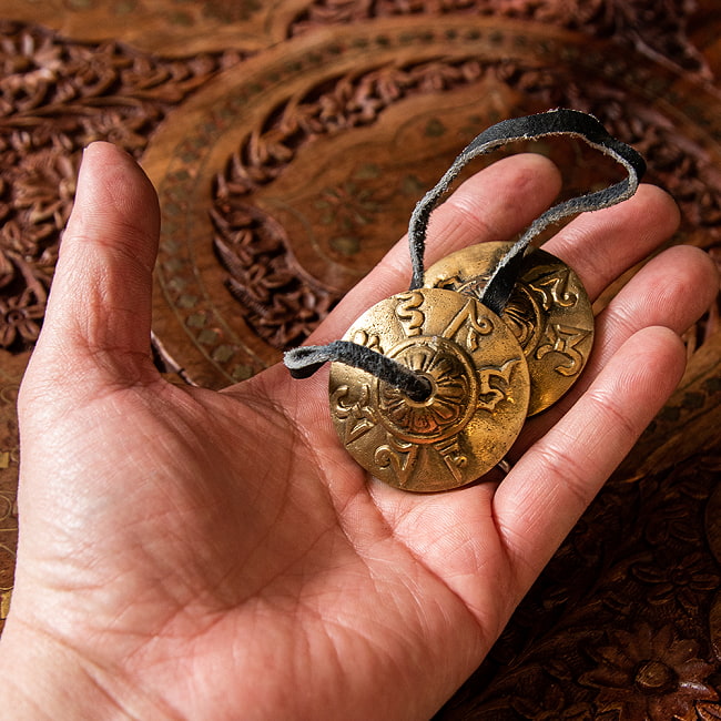 オンマニペメフム柄 ディンシャ【約4.5cm】 4 - 手に取るとこれくらいの大きさです。