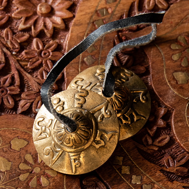 オンマニペメフム柄 ディンシャ【約4.5cm】の写真ディンシャ,チベタンベル,マンジーラ,ネパール 楽器,ネパール 打楽器,打楽器,民族楽器