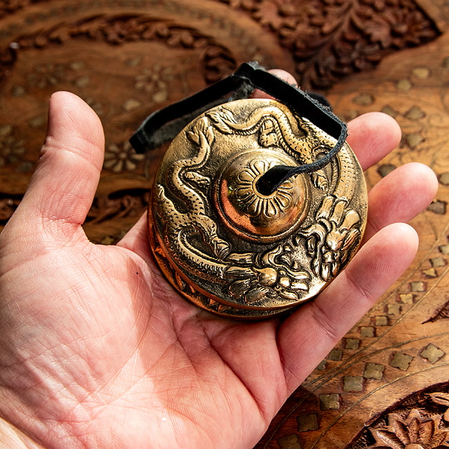 ゴールド系ディンシャ(大7.5cm) -ドラゴン柄 5 - これくらいのサイズ感になります。
