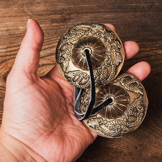 ドラゴン柄ディンシャ【約7cm】 5 - サイズ比較のために手に持ってみました。