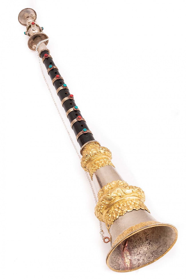 ネパールの装飾付きシャハナーイ　-　66cmの写真1枚目です。全体写真です。チベタントランペット,ネパール 楽器,チベット 楽器,民族楽器,管楽器
