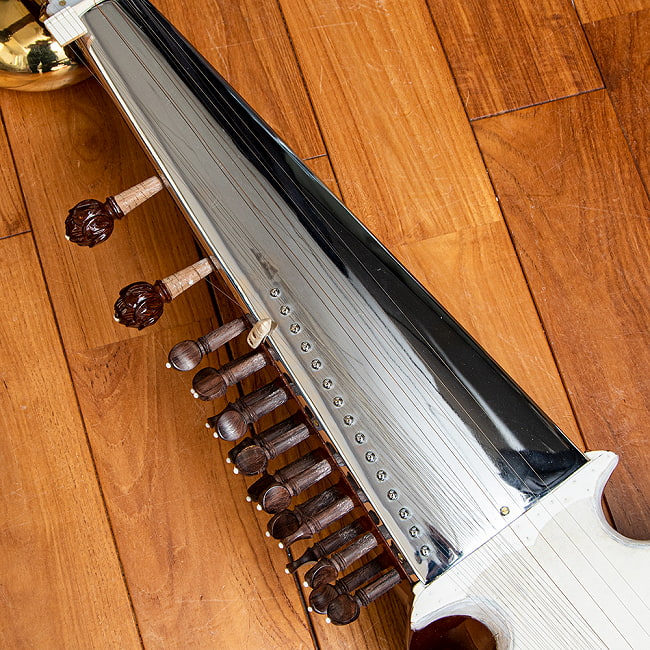 【Kanai lal&Sons社製】サロード - Sarod Professional Quality 3 - 主弦の他たくさんの共鳴弦があります。