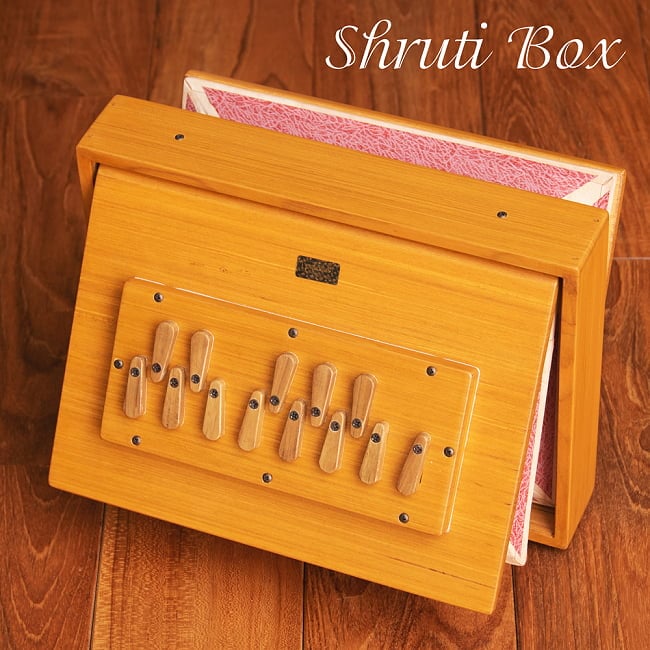 シュルティボックス Shruti Box[ピンク]の写真1枚目です。全体写真です。向かって左側は音の出る弁がついています。ハルモニウム,Harmonium,ピアノ,Shrutibox,ヒンドゥースターニー,インド　楽器,鍵盤楽器,民族楽器