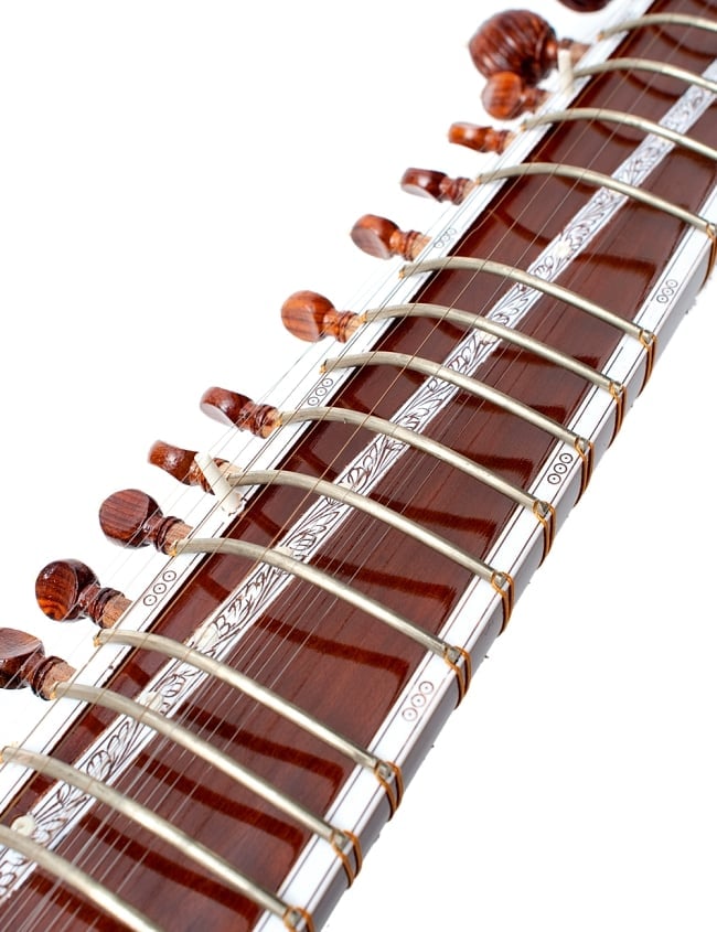 練習用シタールセット(グラスファイバーケース) 7 - フレットの部分です。