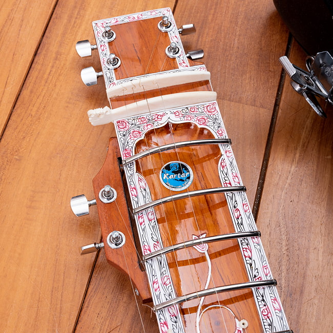 【Kartar Music House社製】エレクトリックシタールセット（グラスファイバーケース） 5 - ボディからジャワリにかけての写真です。