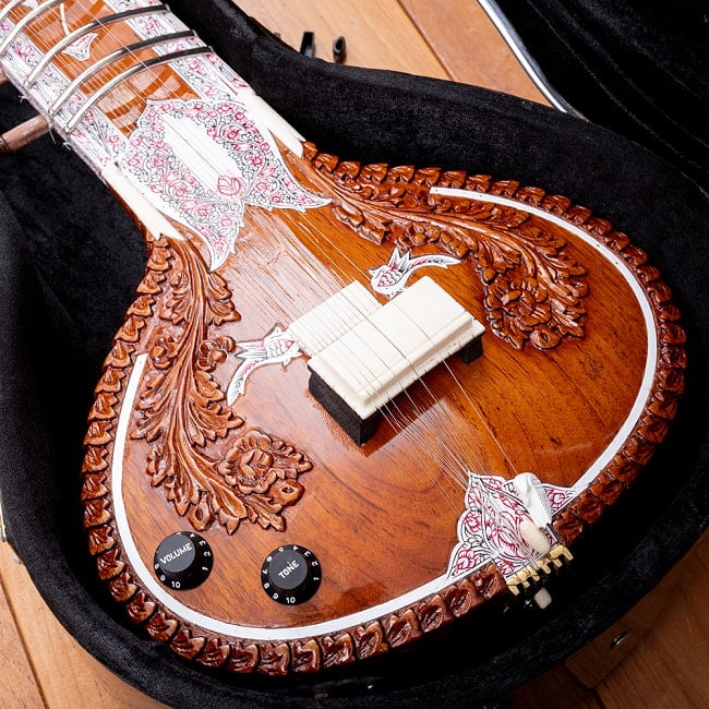 【ニス剥がれあり・ポッド難ありの訳あり品】【Kartar Music House社製】エレクトリックシタールセット(グラスファイバーケース) 2 - 装飾も綺麗ですね。ボリュームとトーンをコントロールできます。※こちらは通常品の写真となります