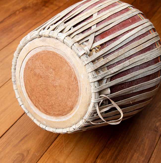 コール KHOL　インド伝統の締太鼓〔PALOMA社製〕 3 - 大きな打面からは太く豊かな音が出ます。