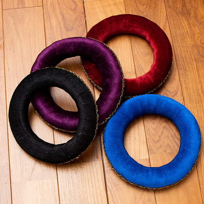 タブラ フルセット ブラス・装飾つき 13 - 保護用のパッドと台座がそれぞれ付属します。付属品の台座とパッドセットのカラーは青セット、紫セット、黒セットなどランダムでのお届けとなります。