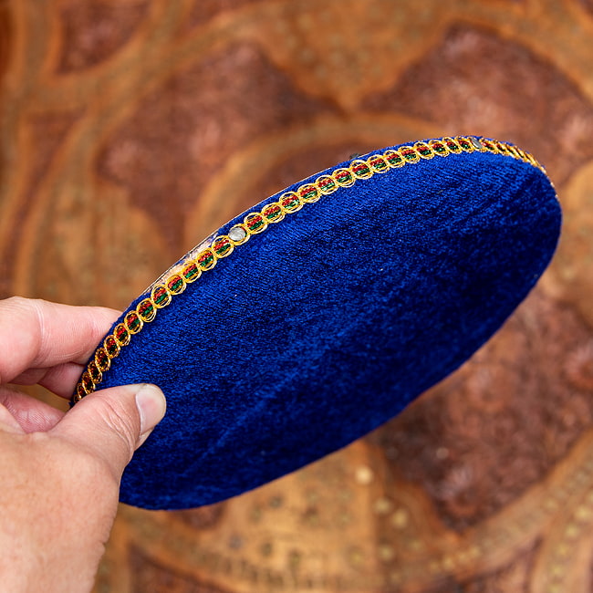 タブラのパッド 直径17cm程度 2 - 側面は金糸で飾られています。