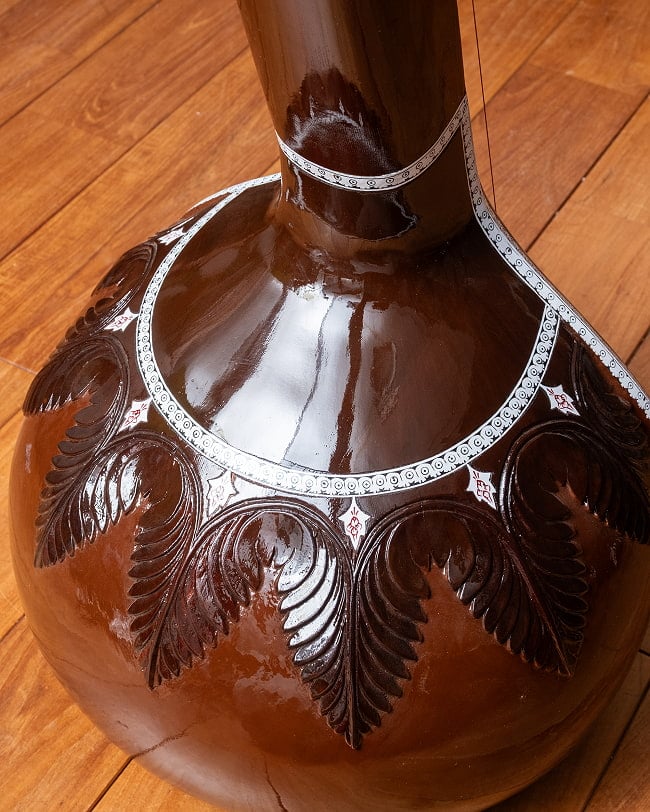 タンプーラ 〔全長約130cm〕 インド古典音楽 声楽用ドローン楽器 ハードケース付き 11 - このあたりも装飾がきちんとされています