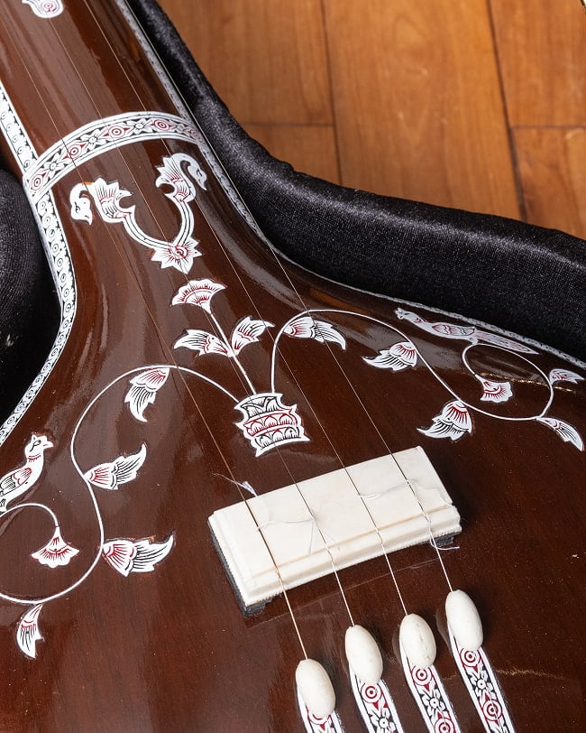 タンプーラ 〔全長約130cm〕 インド古典音楽 声楽用ドローン楽器 ハードケース付き 3 - 職人の手作りなので、細部のデザインは個体差がございます