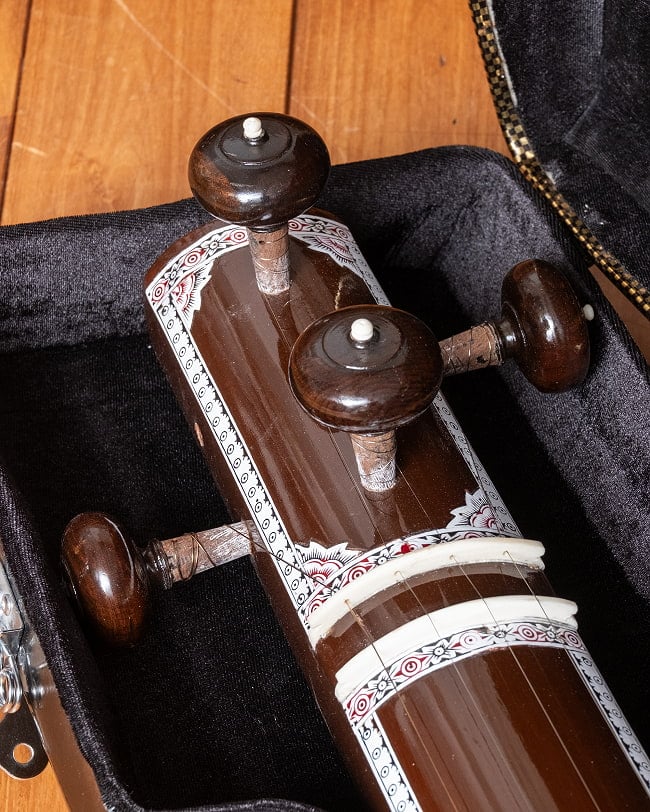 タンプーラ 〔全長約130cm〕 インド古典音楽 声楽用ドローン楽器 ハードケース付き 8 - 拡大写真です
