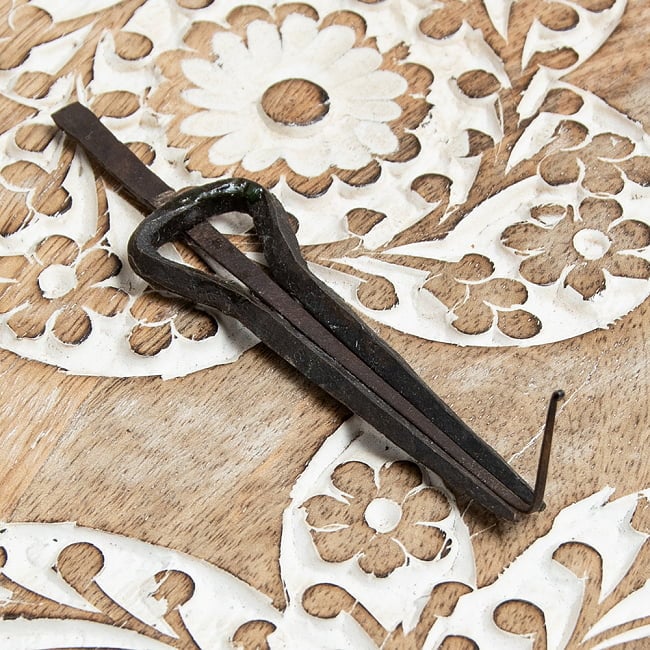 ネパールの鉄製口琴 - [約10.5cm]の写真1枚目です。口琴を正面から撮影してみました。1品1品手作りとなっております。口琴,ネパール 楽器,jaw harp
