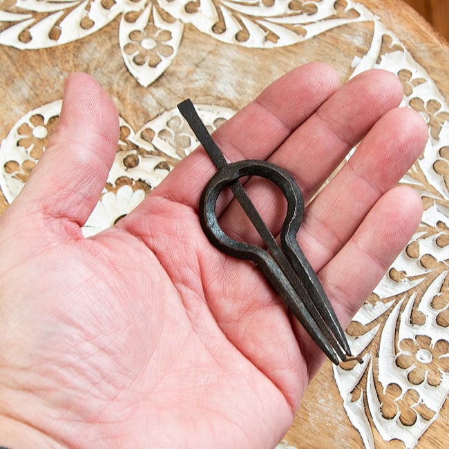 ネパールの鉄製口琴 [約10cm] 5 - 手に取るとこれくらいの大きさです。