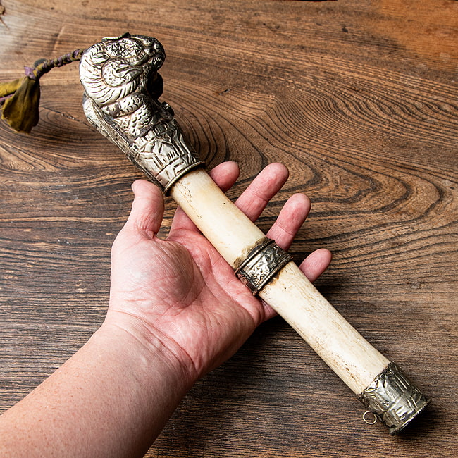 大腿骨の笛 kangling カングリン チベット仏教の伝統楽器 10 - これくらいのサイズ感になります。