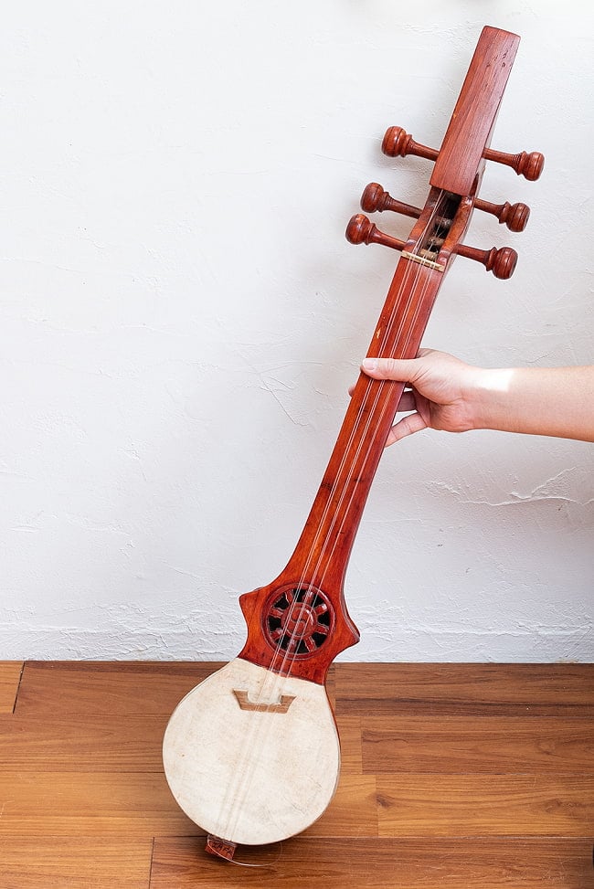 トゥンナ tungna ネパール伝統の弦楽器 13 - これくらいのサイズ感になります。