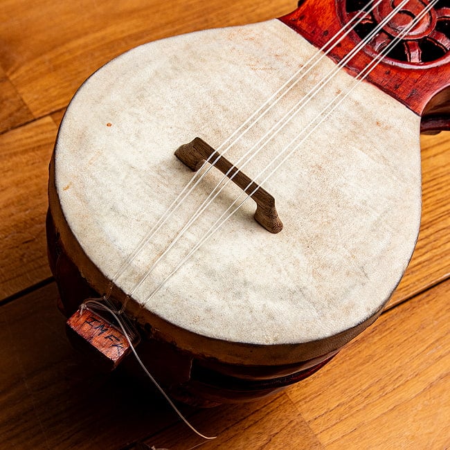 トゥンナ tungna ネパール伝統の弦楽器 5 - 共鳴胴には山羊革が張られています。演奏しないときはコマを倒しておいてください。