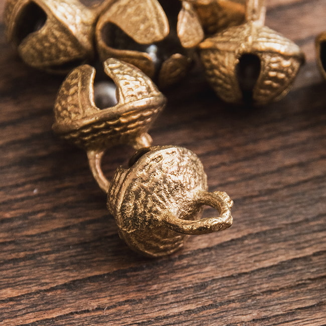 【2セット】グングル用鈴【直径:約1.5cm前後】10個セット(内2個予備) 4 - サイズ比較のために手に持ってみました