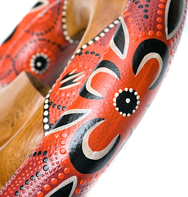 スパイラル・ディジュリドゥ【木目 赤系】の商品写真 3枚目 模様を拡大しました。