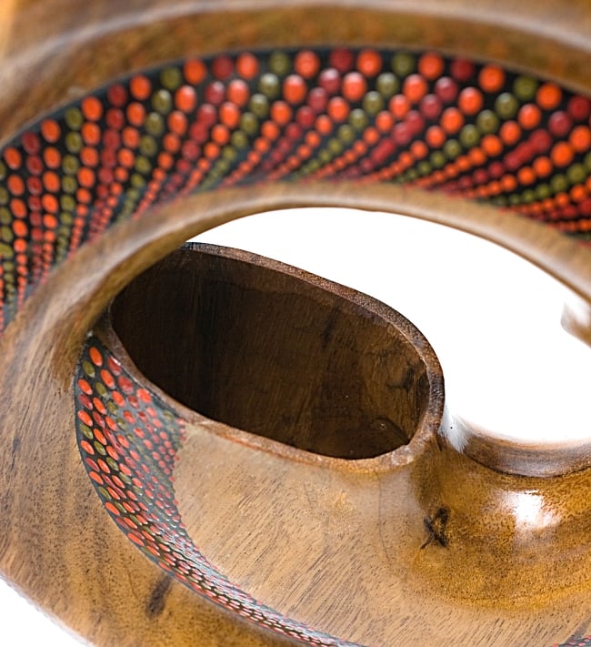 スパイラル・ディジュリドゥ【木目 赤系】の商品写真 5枚目 吹き出し口を拡大しました。※こちらは柄違いの商品です。