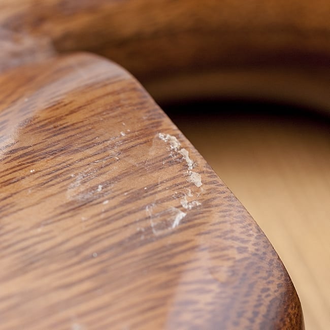 スパイラル・ディジュリドゥ【木目 赤系】の商品写真 6枚目 海外からの直輸入品のため、写真のようにニスが若干はげている場合があります、ご了承くださいませ。